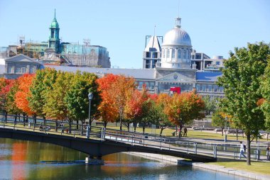MONTREAL, QUEBEC, CANADA - 10 2010: Arka planda eski Montreal ile Parc Jean Drapeau 'dan sonbahar manzarası