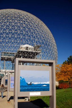 MONTREAL, CANADA - OCT. 03 2014: Biyosfer, Montreal 'de sonbaharda çevreye adanmış bir müzedir. Parc Jean-Drapeau 'da, ABD' nin eski pavyonunda yer almaktadır.