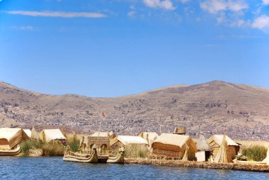 Titicaca, 28 Kasım 2010 tarihinde Puno Peru 'da yüzen sazlıklardan oluşan 44 veya daha fazla yapay adadan oluşan Uros' ta yaşayan bir nüfus için dikkat çekicidir..