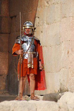 25 Kasım 2009 'da Ürdünlü asker, Ürdün' ün başkenti Jerash 'ta bir Roma ordusunun canlandırma gösterisi sırasında Romalı asker gibi giyinmişti.