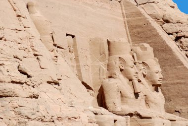 ABU SIMBEL - 11: 25 2008: Abu Simbel tapınakları Ebu Simbel 'de Nubia, Güney Mısır' da iki büyük kaya tapınağıdır. Kompleks UNESCO Dünya Mirası Alanı 'nın bir parçasıdır.