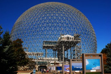 MONTREAL, CANADA - OCT. 03 2014: Biyosfer, Montreal 'de sonbaharda çevreye adanmış bir müzedir. Parc Jean-Drapeau 'da, ABD' nin eski pavyonunda yer almaktadır.