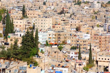 AMMAN JORDAN - 08 27 2009: Amman Ürdün 'ün başkenti ve en büyük şehridir. Ülkenin siyasi kültürel ve ticari merkezidir ve dünyada sürekli olarak en eski yerleşim merkezlerinden biridir.