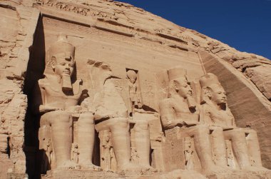 ABU SIMBEL - 11: 25 2008: Abu Simbel tapınakları Ebu Simbel 'de Nubia, Güney Mısır' da iki büyük kaya tapınağıdır. Kompleks UNESCO Dünya Mirası Alanı 'nın bir parçasıdır.