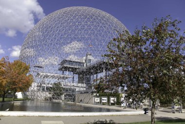MONTREAL QUEBEC CANADA - 10 2010 Sonbaharda Montreal Biyosfer adı verilen jeodezik kubbe. Suya ve çevreye adanmış bu müze Parc Jean-Drapeau 'da yer almaktadır..