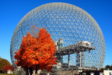 MONTREAL, CANADA - OCT. 03 2014: Biyosfer, Montreal 'de sonbaharda çevreye adanmış bir müzedir. Parc Jean-Drapeau 'da, ABD' nin eski pavyonunda yer almaktadır.
