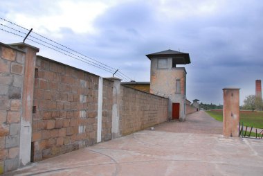 SACHSENHAUSEN ORANIENBURG, GERMANY - 05: 05 21 10: Sachsenhausen Nazi kampında dikenli çit. Yaklaşık 200.000 kişi 1936 ve 1945 yılları arasında Sachsenhausen 'den geçmiştir..   