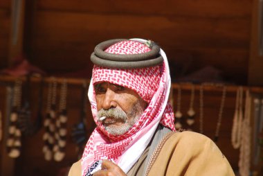 PETRA JORDAN - 4 Aralık 04: Petra Jordan 'da yaşamak için tipik pazarda yaşlı bir adamın portresi. Yoksulluk hesaplamaları 2008 yılında ulusal yoksulluk oranının% 13,3 olduğunu gösteriyor