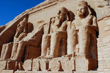 Abu Simbel tapınakları, Aswan 'ın yaklaşık 230 km güneybatısındaki Nasser Gölü' nün batı kıyısında yer alan iki büyük kaya tapınağından bahseder. Kompleks UNESCO Dünya Mirası kapsamında yer alıyor