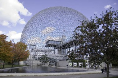 MONTREAL QUEBEC CANADA - 10 2010 Sonbaharda Montreal Biyosfer adı verilen jeodezik kubbe. Suya ve çevreye adanmış bu müze Parc Jean-Drapeau 'da yer almaktadır..