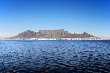 Table Dağı (Afrika: Tafelberg), Güney Afrika 'da Cape Town' a tepeden bakan düz bir dağdır..  