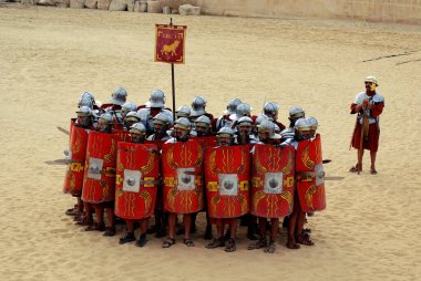 JERASH, JORDAN - 25 Kasım 2009 'da Ürdün' ün başkenti Jerash 'ta bir Roma ordusunun canlandırma gösterisi sırasında Ürdünlü erkekler Romalı asker gibi giyindiler.