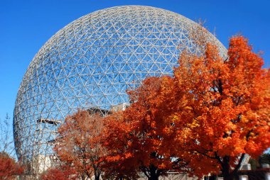 MONTREAL, CANADA - OCT. 03 2014: Biyosfer, Montreal 'de sonbaharda çevreye adanmış bir müzedir. Parc Jean-Drapeau 'da, ABD' nin eski pavyonunda yer almaktadır.