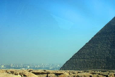 Giza Piramidi ya da Khufu Piramidi olarak da bilinen Büyük Giza Piramidi şu anda Mısır 'ın El Giza kentinde yer alan Giza piramidinin en eski ve en büyük piramididir.  