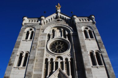 MONTREAL QUEBEC CANADA - 03 08 2019: Chapelle Notre-Dame de Lourdes şapeli Napoleon Bourassa tarafından tasarlandı. Bu Romen mücevheri Sulpician 'lar tarafından Montreal' deki nüfuzlarını sağlamlaştırmak için inşa edildi.