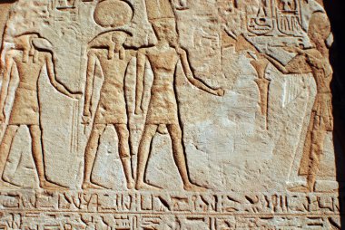 Mısır 'daki tarihi Abu Simbel tapınaklarında taş rahatlama ve hiyeroglifleri gösteren mimari detaylar (Afrika)
