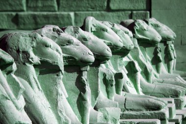 Karnak Tapınağı 'nda koç başlarının yanı sıra Mut Bölgesi, Amun-Re Bölgesi ve Luxor Tapınağı' nı birbirine bağlayan birkaç tanrıça ve keçi başlı sfenlerle salıncakta sallan..