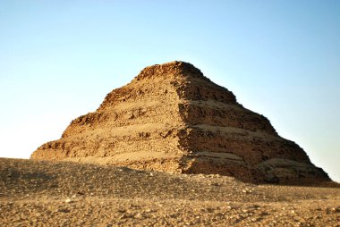 SAQQARA EGYPT - NOVEMBER 22: 22 Kasım 2010 tarihinde Mısır 'ın Saqqara kentinde antik basamak piramidi 25 Ocak 2011 tarihinde Mısır devriminden bu yana Mısır' ı ziyaret eden turist sayısı üçte birden fazla azaldı.