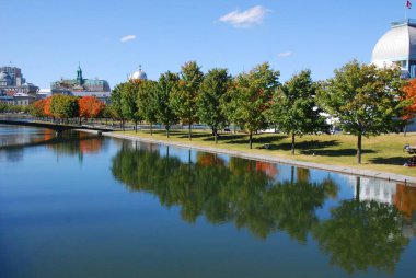 MONTREAL, QUEBEC, CANADA - 10 2010: Arka planda eski Montreal ile Parc Jean Drapeau 'dan sonbahar manzarası 