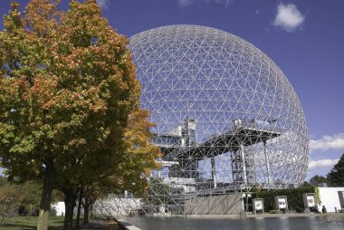 MONTREAL QUEBEC CANADA - 10 2010 Sonbaharda Montreal Biyosfer adı verilen jeodezik kubbe. Suya ve çevreye adanmış bu müze Parc Jean-Drapeau 'da yer almaktadır..