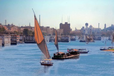 ASWAN EGYPT - 125 08: Felucca, Aswan, Mısır yakınlarındaki Nil nehri üzerinde yelken açıyor. Bugün görülen dostlar MÖ 3350 yılında icat edildi.