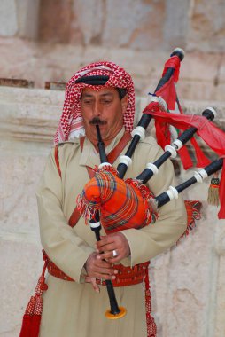 JERASH JORDAN - 25 Kasım 2009 'da Jerash Jordan' da Bedeviler gayda çalar. Gayda, 1922 'den 1946' ya kadar İngiliz yönetimi altındaki İskoç birliğinden bir Arap enstrümanı geldi..