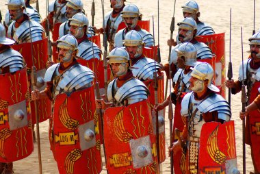 JERASH, JORDAN - 25 Kasım 2009 'da Ürdün' ün başkenti Jerash 'ta bir Roma ordusunun canlandırma gösterisi sırasında Ürdünlü erkekler Romalı asker gibi giyindiler.