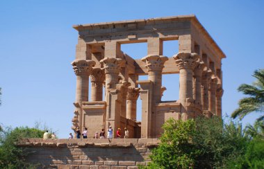 PHILEA TEMPLE, EGYPT - 23 Kasım: Kompleks UNESCO projesi sırasında 23 Kasım 2008 'de Aswan Barajı' nın inşası nedeniyle söküldü ve yakınlardaki Agilkia Adası 'na taşındı.