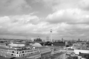 BERLIN GERMANY - 09: 09 24: Berlin Katedrali, Alexanderplatz 'da bulunan Evanjelik Yüksek Kilise ve Fernsehturm' un (Televizyon Kulesi) kısa adıdır..