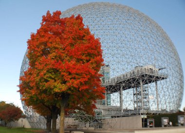 MONTREAL, CANADA - OCT. 03 2014: Biyosfer, Montreal 'de sonbaharda çevreye adanmış bir müzedir. Parc Jean-Drapeau 'da, ABD' nin eski pavyonunda yer almaktadır.