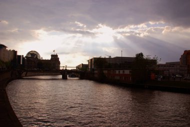 Reichstag 'ın silueti resmi olarak Deutscher Bundestag Plenarbereich Reichstagsgebaude Alman İmparatorluğu' nun İmparatorluk Rejimi için Berlin 'de inşa edilmiş tarihi bir yapıdır..