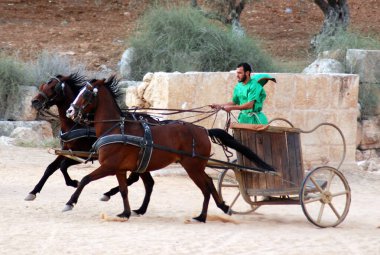 JERASH JORDAN - 125 2008: Savaş arabacısı Ürdünlü erkekler Roma ordusunun yeniden canlandırması sırasında Romalı savaşçı askerler gibi giyindiler