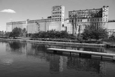 Montreal Canada - 14 Haziran Silo No. 5, Montreal Limanı 'nı 14 Haziran 2011' de Montreal Quebec, Kanada 'da değiştiren altyapı programının bir parçası olarak 1903 ve 1906 yılları arasında inşa edildi..