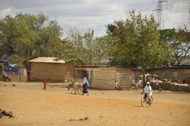 ARUSHA, TANZANIA - 20 Ekim, Arusha, Tanzanya 'daki Arusha köyünde yürüyen tanımlanamayan Masai halkı. Masailer Doğu Afrika 'da Hint Okyanusu' nun yanında Nilotik bir gruptur..
