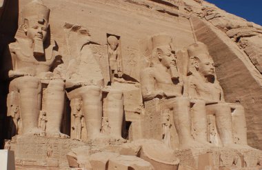 ABU SIMBEL - 11: 25 2008: Abu Simbel tapınakları Ebu Simbel 'de Nubia, Güney Mısır' da iki büyük kaya tapınağıdır. Kompleks UNESCO Dünya Mirası Alanı 'nın bir parçasıdır.