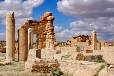 DOUGA TUNISIA - 10 23 2017: Dougga veya Thugga, Kuzey Tunus 'ta, UNESCO' nun 1997 yılında Dünya Mirası olarak nitelendirdiği 65 hektarlık bir arkeoloji sahasında yer alan bir Romano-Berber kentidir.