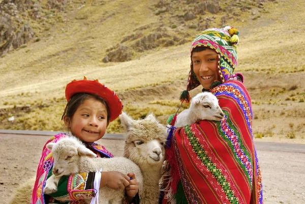 RAYA PASS, PUNO - 22 Kasım 2010 'da Raya Pass, Puno, Peru' da geleneksel kıyafet oyunlarında tanımlanamayan çocuklar.