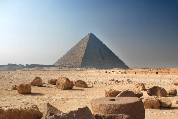 クフのピラミッドまたはチョップのピラミッドとしても知られているギザの大ピラミッドは 現在のエジプトのエル ギザに隣接するギザのピラミッド複合体内の3つのピラミッドの中で最も古く最大のものです — ストック写真