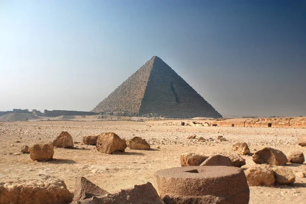 吉萨大金字塔 Great Pyramid Giza 也被称为胡夫金字塔 Pyramid Khufu 或齐布金字塔 Pyramid Cheops — 图库照片