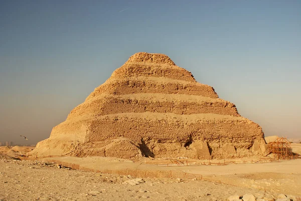 Ókori Piramis Saqqarában Egyiptomban Egyiptomba Látogató Turisták Száma Egyiptomi Forradalom — Stock Fotó