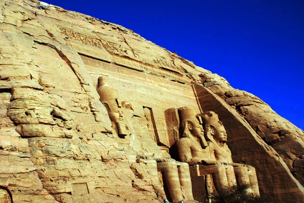 Los Templos Abu Simbel Son Dos Templos Rocosos Masivos Cerca —  Fotos de Stock