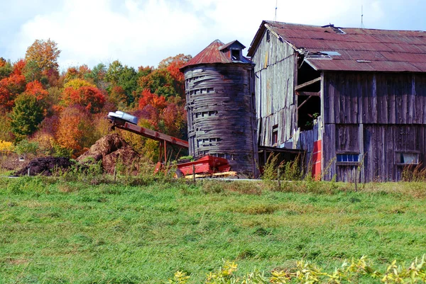 Old Wood Barn Circondato Fogliame Autunnale Brillante Bromont Quebec Canada — Foto Stock