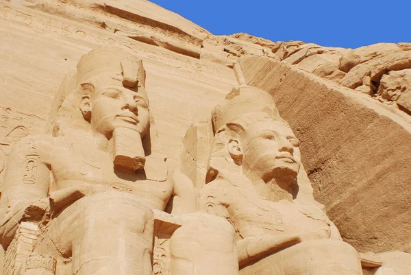 阿布辛贝尔神庙 Abu Simbel Temples 是指两座巨大的岩石神庙 位于埃及南部的纳赛尔湖西岸 位于阿斯旺西南约230公里处 该建筑群是教科文组织世界遗产的一部分 — 图库照片