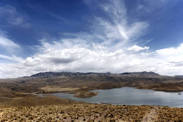 Deserto Com Montanhas Lago Céu Azul Claro Fundo Peru — Fotografia de Stock