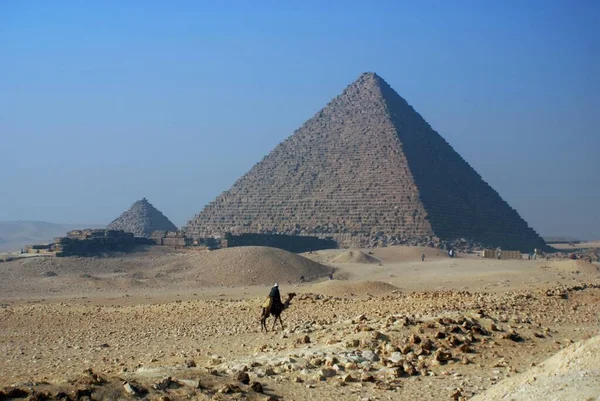 Giza Egypt 11月15 統一観光警察は11月にピラミッドをパトロールします15 2009 ギザで エジプト 世界最古の観光地 ギザのピラミッドは5000年近く前のものです — ストック写真