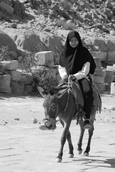 Petra Jordán Noviembre Mujer Beduina Identificada Cabalga Por Las Ruinas —  Fotos de Stock