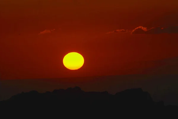 Ürdün Deki Wadi Rum Vadisinde Dağların Tepesinde Çölde Gün Batımı — Stok fotoğraf