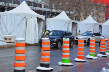 MONTREAL QUEBEC CACADA 03 24 2020: COVID-19 test gösterimi açık hava sinemalarında. Montreal şehir merkezinde. Çin, Wuhan 'dan salgın hastalık.