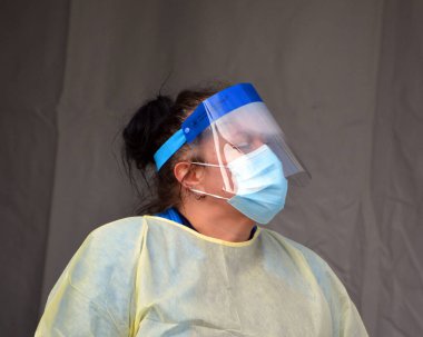 MONTREAL QUEBEC CACADA 03 24 2020: COVID-19 test taraması sosyal hizmetler görevlisi Montreal şehir merkezinde. Çin, Wuhan 'dan salgın hastalık.