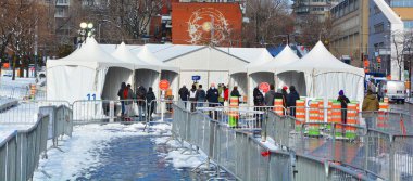 MONTREAL QUEBEC CACADA 03 24 2020: COVID-19 test taraması sosyal hizmetler görevlisi Montreal şehir merkezinde. Çin, Wuhan 'dan salgın hastalık.